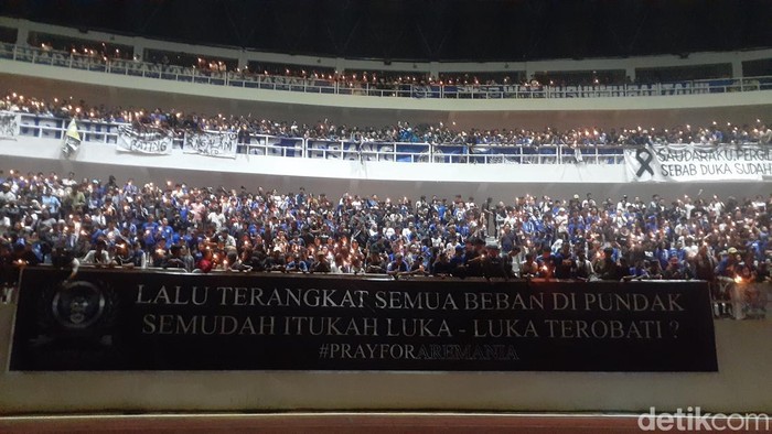 Suporter PSIS Semarang Suasana doa bersama untuk korban tragedi Kanjuruhan di Stadion Jatidiri Semarang, Minggu (2/10/2022) malam.