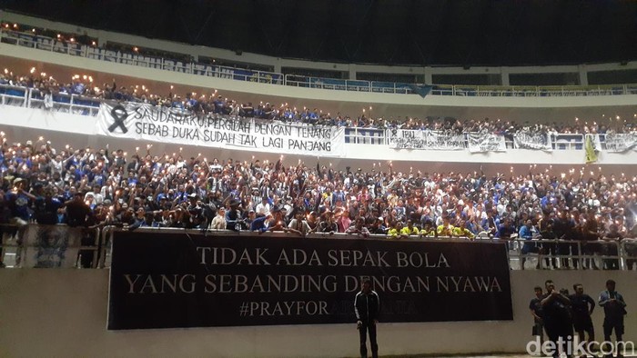 Suasana doa bersama untuk korban tragedi Kanjuruhan di Stadion Jatidiri Semarang, Minggu (2/10/2022) malam.