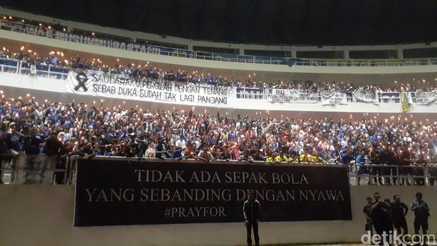 Suporter PSIS Semarang Suasana doa bersama untuk korban tragedi Kanjuruhan di Stadion Jatidiri Semarang, Minggu (2/10/2022) malam.