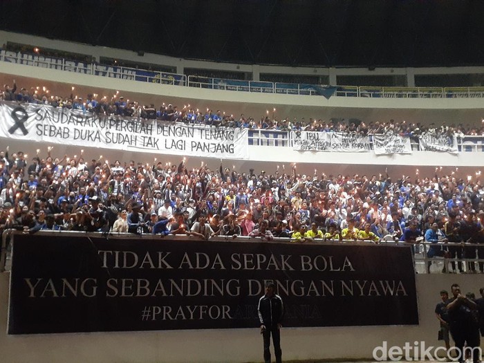 Suasana doa bersama untuk korban tragedi Kanjuruhan di Stadion Jatidiri Semarang, Minggu (2/10/2022) malam.