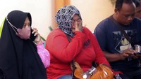 Suasana duka pun menyelimuti rumah sakit saat keluarga korban mengetahui anak atau kerabatnya menjadi korban meninggal dalam kerusuhan itu. (AP Photo/Trisnadi)