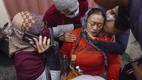Khusus bagi korban meninggal, sebagian jenazah sudah teridentifikasi. Namun sebagian lainnya masih belum terindentifikasi. (AP Photo/Dicky Bisinglasi)