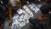 Dilaporkan jumlah korban jiwa akibat tragedi di Stadion Kanjuruhan, Malang terus bertambah. Data teranyar, kini tercatat ada 174 orang yang meninggal. (AP Photo/Dicky Bisinglasi)