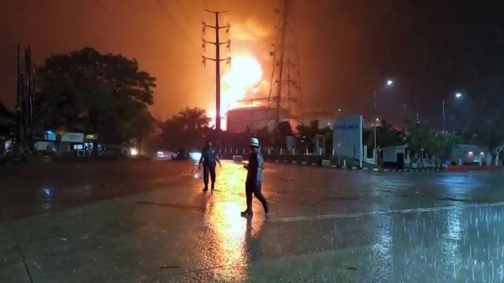 Tersambar Petir, Tangki Berisi Solar di Pelabuhan Pelindo Banten Terbakar