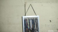 Baju-baju impor dengan brand ternama kerap diburu para muda mudi maupun ibu-ibu trendy. Tak ketinggalan di wilayah perbatasan Indonesia - Malaysia tepatnya di Jagoi Babang. Sebuah lapak yang dikenal dengan nama Lelong ini turut menjadi salah satu usaha thrifting yang diburu warga. Biasanya warga memilih membeli baju Lelong dengan alasan harga yang miring dan dari brand ternama. 