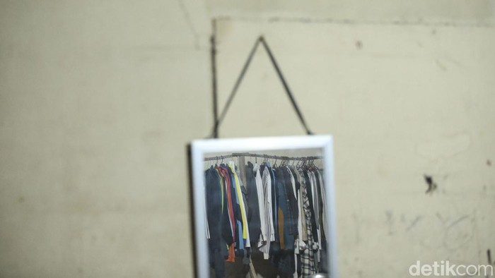 Thrifting di Perbatasan Negara Lebih Murah Lho Gaes Berada di ujung negeri penjualan baju-baju impor juga banyak diminati, bagaimana dengan harganya?