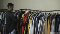Sang pemilik saat ditemui detikcom mengatakan barang-barang ini dibeli dari kawasan Singkawang, disana ia membeli dengan jumlah besar atau biasa disebut bal-balan. 