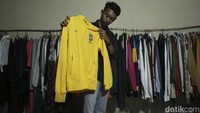Dalam satu balnya ia beli dengan kisaran harga 5 -6 juta rupiah, harga sebesar itu ia ambil dengan kualitas grade A. Biasanya penjual akan memberi klasifikasi barang sesuai kondisi dan merk, bal-balan grade A akan berisi ratusan pakaian dengan kondisi yang masih bagus. 