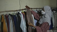 Barang belanjaan dengan berat 50 hingga 100 kilogram itu lalu dibawanya ke rumah dan dibongkar, nantinya sang penjual akan menyortir kondisi barang dan akan diberikan label harga. 
