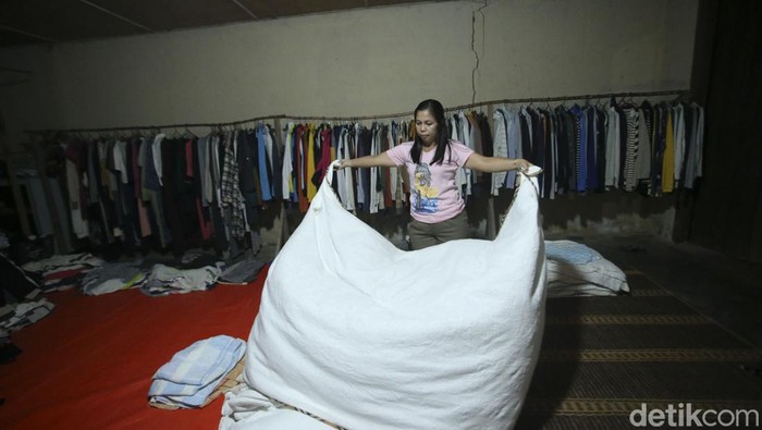 Thrifting di Perbatasan Negara Lebih Murah Lho Gaes Berada di ujung negeri penjualan baju-baju impor juga banyak diminati, bagaimana dengan harganya?