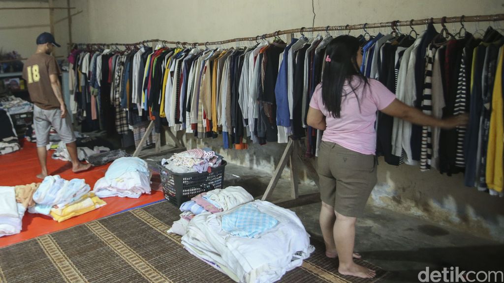 Berada di ujung negeri penjualan baju-baju impor juga banyak diminati, bagaimana dengan harganya?