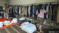 Pengunjung memilih baju thrifting di Jagoi Babang, Kalimantan Barat, Kamis (8/9/2022). Berada tepat di pinggir jalan utama kawasan Jagoi Babang terdapat sebuah usaha baju impor atau akrab dikenal dengan nama thrifting. 