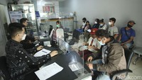 Biasanya nasabah dengan aktivitas bertani sawit lebih banyak tujuannya untuk menabung dari hasil panen, kalau seperti buruh-buruh atau karyawan sebagian memang untuk hasil pembayaran gaji atau upah melalui rekening, yang dulunya memang lewat tunai pembayarannya sekarang sudah masuk ke rekening.