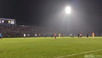 1 Oktober 2022 sejatinya hanya sebuah tanggal biasa di jadwal BRI Liga 1 2022/2023. Malam itu, Stadion Kanjuruhan menjadi saksi laga sarat gengsi penuh rivalitas, Arema FC vs Persebaya. Sebanyak 42 ribu lembar tiket ludes terjual. Padahal, kapasitas Stadion Kanjuruhan hanya menampung 38 ribu penonton. M Bagus Ibrahim/detikJatim  