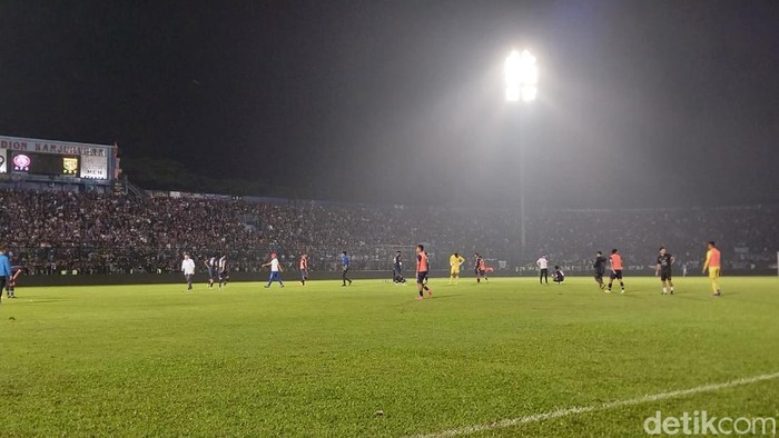 Tragedi Kanjuruhan Sabtu (1/10) malam terjadi tragedi di Stadion Kanjuruhan. Hingga saat ini, korban tewas akibat tragedi tersebut mencapai 174 orang berdasarkan data yang disampaikan Wagub Jatim, Emil Dardak.