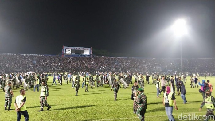 Sabtu (1/10) malam terjadi tragedi di Stadion Kanjuruhan. Hingga saat ini, korban tewas akibat tragedi tersebut mencapai 174 orang berdasarkan data yang disampaikan Wagub Jatim, Emil Dardak.