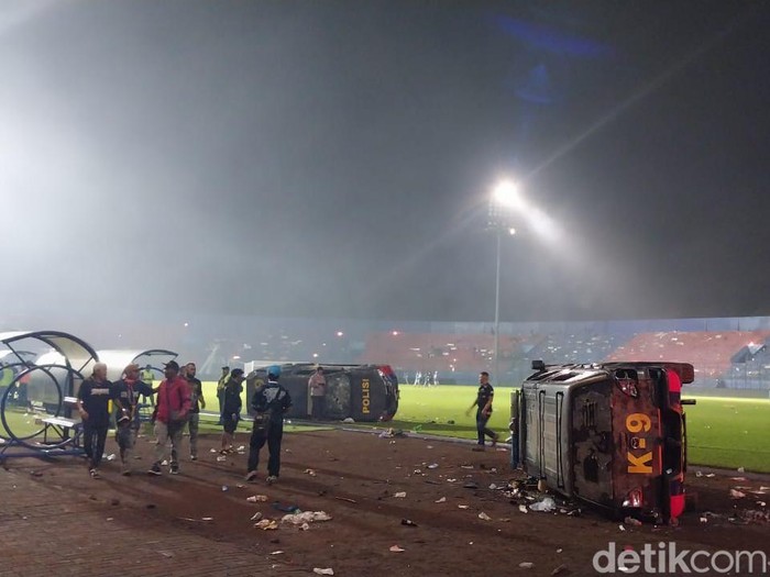 Sabtu (1/10) malam terjadi tragedi di Stadion Kanjuruhan. Hingga saat ini, korban tewas akibat tragedi tersebut mencapai 174 orang berdasarkan data yang disampaikan Wagub Jatim, Emil Dardak.