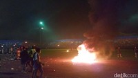 Sejumlah barang yang ada di stadion juga dibakar/Foto: M Bagus Ibrahim/detikJatim