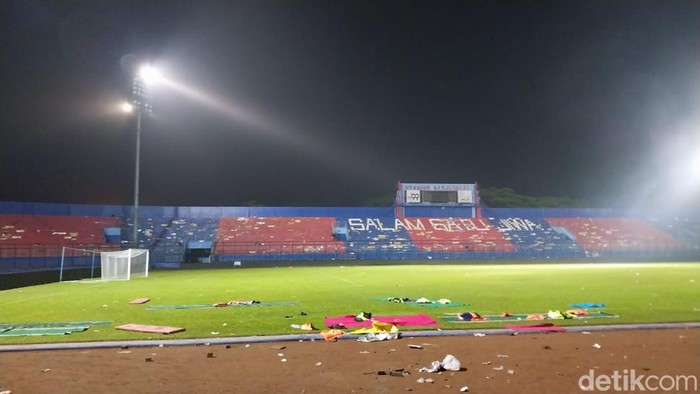 Sabtu (1/10) malam terjadi tragedi di Stadion Kanjuruhan. Hingga saat ini, korban tewas akibat tragedi tersebut mencapai 174 orang berdasarkan data yang disampaikan Wagub Jatim, Emil Dardak.