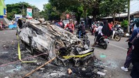 Mobil yang hangus terbakar ini juga menjadi pusat perhatian warga. 