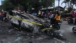 Warga Lalu Lalang di Dekat Mobil yang Terbakar Usai Tragedi Kanjuruhan