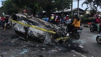 Tak sedikit warga yang berhenti untuk melihat lebih jelas mobil yang hangus terbakar tersebut. 