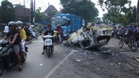 Jalanan di depan stadion Kanjuruhan pun mulai dipadati warga. Sebagian dari mereka mengabadikan mobil tersebut.  