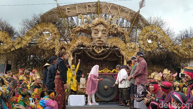 Kirab budaya dalam rangkaian Festival Lima Gunung (FLG) XXI di Dusun Mantran Wetan, Desa Girirejo, Kecamatan Ngablak, Kabupaten Magelang.