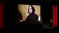 Potret Alan Rickman sebagai Severus Snape dihadirkan di layar lebar. (Foto: Dave Benett/Getty Images) 