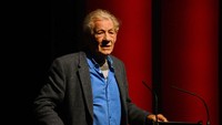 Buku Alan Rickman ini disambut pula oleh Ian McKellen, pemeran Gandalf dari franchise The Lord of the Rings. (Foto: Dave Benett/Getty Images) 