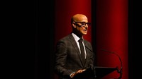Stanley Tucci juga memberikan satu-dua kata buat Alan Rickman di atas panggung. (Foto: Dave Benett/Getty Images) 