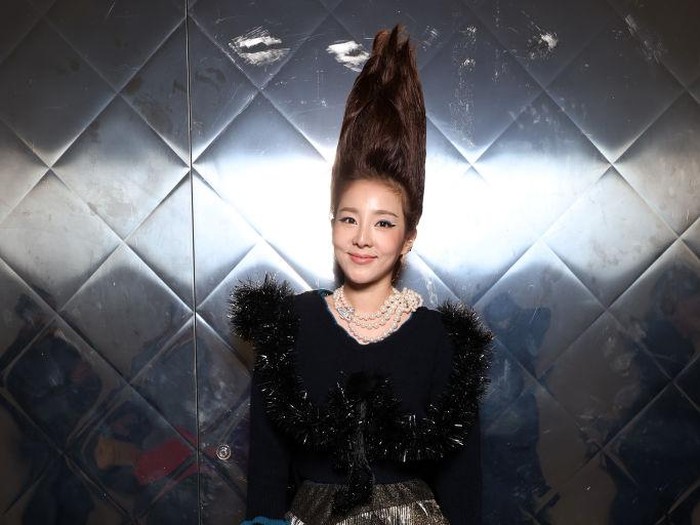 PARIS, FRANCE - OCTOBER 01: (EDITORIAL USE ONLY - For Non-Editorial use please seek approval from Fashion House) Sandara Park attends the Vivienne Westwood Womenswear Spring/Summer 2023 show as part of Paris Fashion Week  on October 01, 2022 in Paris, France. (Photo by Pascal Le Segretain/Getty Images)