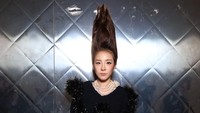 Rambut panjang Sandara Park tak mau kalah tinggi dari Menara Eiffel! (Foto:  Pascal Le Segretain/Getty Images)  