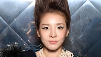 Sandara Park menghadiri acara Vivienne Westwood Womenswear Spring/Summer 2023 dengan busana yang tampak meriah. (Foto:  Pascal Le Segretain/Getty Images)  