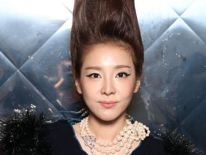 PARIS, FRANCE - OCTOBER 01: (EDITORIAL USE ONLY - For Non-Editorial use please seek approval from Fashion House) Sandara Park attends the Vivienne Westwood Womenswear Spring/Summer 2023 show as part of Paris Fashion Week  on October 01, 2022 in Paris, France. (Photo by Pascal Le Segretain/Getty Images)