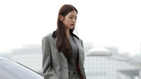 Wonyoung IVE tampil dengan stocking hitam dan busana bernuansa abu-abu ketika dipotret di bandara. (Foto: Han Myung-Gu/WireImage) 