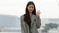 Dia memegang tas berwarna hitam dan mengenakan sepatu dengan tema senada. (Foto: Han Myung-Gu/WireImage) 
