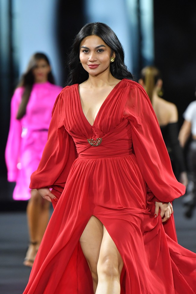 Ariel Tatum menjadi selebriti Indonesia pertama yang berjalan di catwalk Paris Fashion Week pada tahun 2022. Ariel tampil di peragaan busana Le Defile Loreal Paris. Foto: WireImage/Dominique Charriau