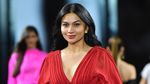 Lenggak-lenggok Ariel Tatum Bergaun Merah di Paris Fashion Week