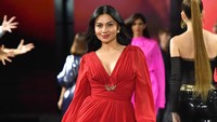 Rambut panjang Ariel Tatum ditata belah tengah dan digerai ke belakang. (Foto: WireImage/Dominique Charriau)