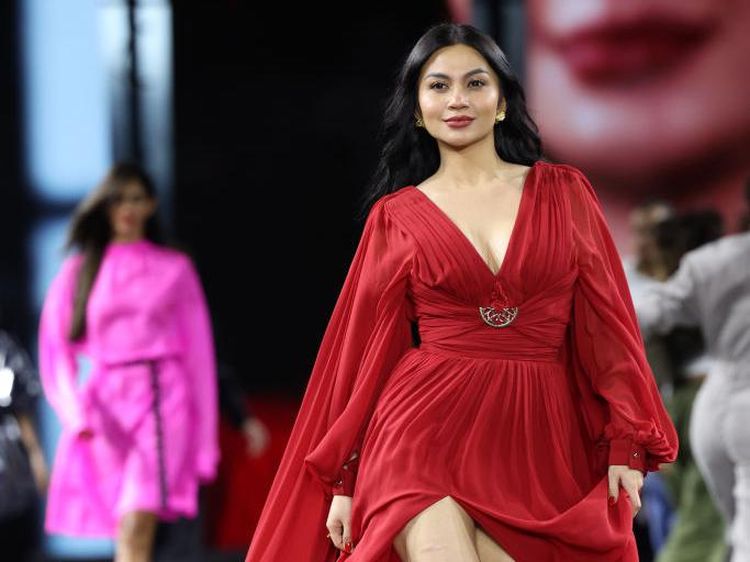 Lenggak-lenggok Ariel Tatum Bergaun Merah di Paris Fashion Week