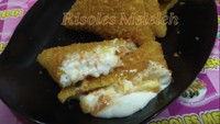 Seperti namanya ‘Risoles Meleleh’, risol mayo ini punya isian mayones yang lumer di mulut. Variannya ada smoked beef, kebab, hingga sosis. Harganya hanya Rp 3.000 an saja. Bisa datang langsung ke daerah Pulo Gadung, Jakarta Timur. Foto : Risoles Meleleh