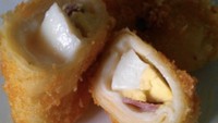 Cukup dengan Rp 3.500 saja, kamu bisa beli risol mayo murah dengan rasa mewah di Fira’s Risoles. Mereka punya isian telur dan potongan daging yang banyak. Jualannya di depan rumah sehingga bisa dibeli langsung di daerah Rawamangun, Jakarta Timur. Foto : Instagram @firas_risoles