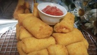Jika ngidam risol mayo, bisa coba pesan di Risol Shera yang berada di daerah Jakarta Barat. Dengan harga Rp 4.400 saja kamu bisa mencicipi risol mayo dengan isian padat lumer. Mereka hanya menyediakan risol paket isi 5 yang bisa dipesan melalui aplikasi online. Foto : Risol Shera