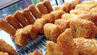 Risol krispi dengan isiannya padat bisa ditemukan di Risoles Jeng Ika, Kemayoran, Jakarta Barat. Variannya ada isi smoked beef dan sweet mayo. Harga satuannya hanya Rp 4.000 an saja. Foto : @risoljengika