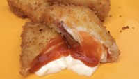 Risol Mayo Umami punya dua pilihan isian, beef dan ayam yang dilengkapi dengan telur, saus, dan mayones. Bisa juga ditambah dengan mozarella. Untuk satu buahnya dihargai mulai dari Rp 4.000 an saja. Ada dua lokasi yang bisa dikunjungi yaitu di bekasi dan Tangerang Kota. Foto : instagram @mayo.umami