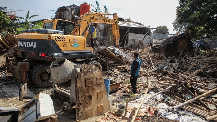 Bangunan tersebut dibongkar menggunakan mobil excavator. Hal ini dilakukan karena dianggap menjadi penyebab banjir di kawasan tersebut.