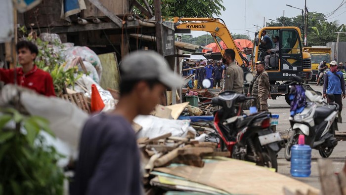 41 Bangunan Liar di Kali Songsit Dibongkar Sejumlah warga dan peetugas pol pp berkumpul di dekat bangunan liar di Benda, Kota Tangerang, Banten, Senin (3/10/2022). Sekitar 41 bangunan liar tersebut dibongkar.