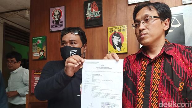 Agung Purnomo (baju merah) saat jumpa pers di Kantor LBH Jogja, Senin (3/10/2022). Wali murid SMAN 1 Wates itu mengaku mendapat intimidasi usai mempertanyakan soal jual beli seragam.