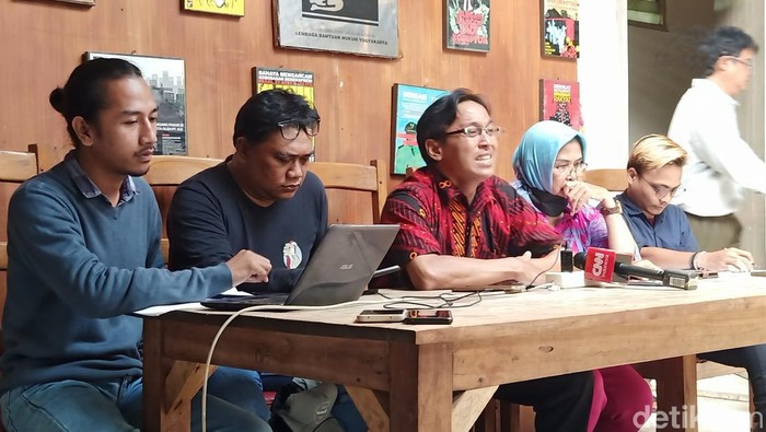 Agung Purnomo (baju merah) saat jumpa pers di Kantor LBH Jogja, Senin (3/10/2022). Wali murid SMAN 1 Wates itu mengaku mendapat intimidasi usai mempertanyakan soal jual beli seragam.